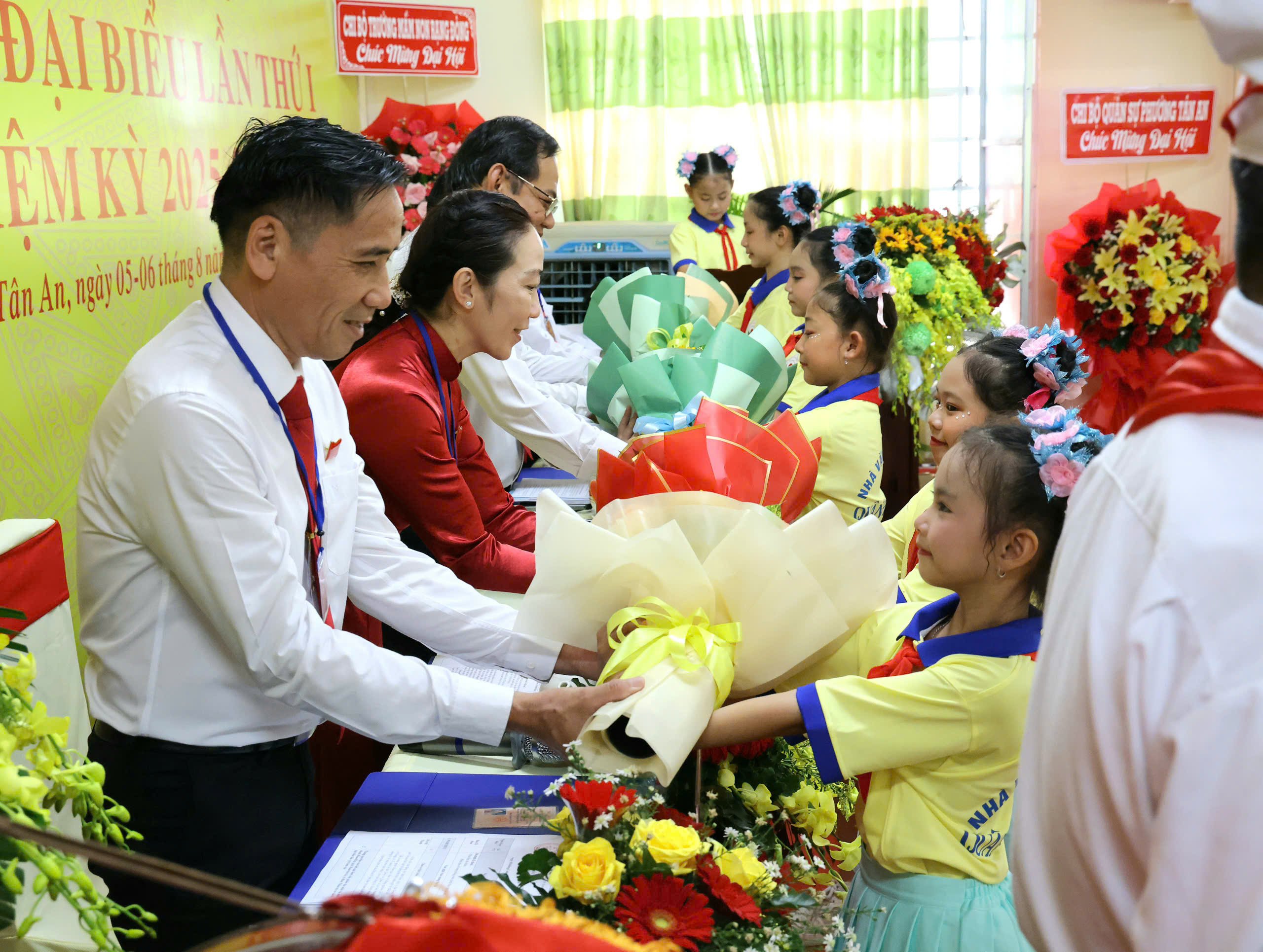 Đại diện thiếu nhi tặng hoa chúc mừng Đại hội.