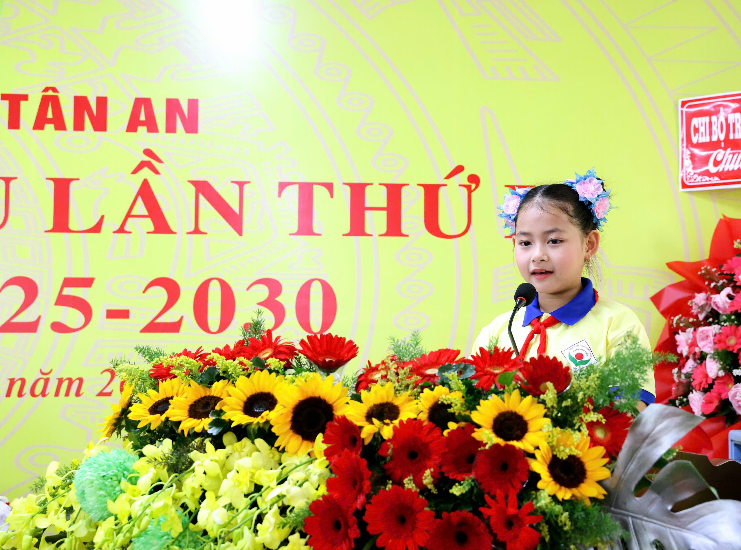 Đại diện thiếu nhi phát biểu chúc mừng Đại hội.
