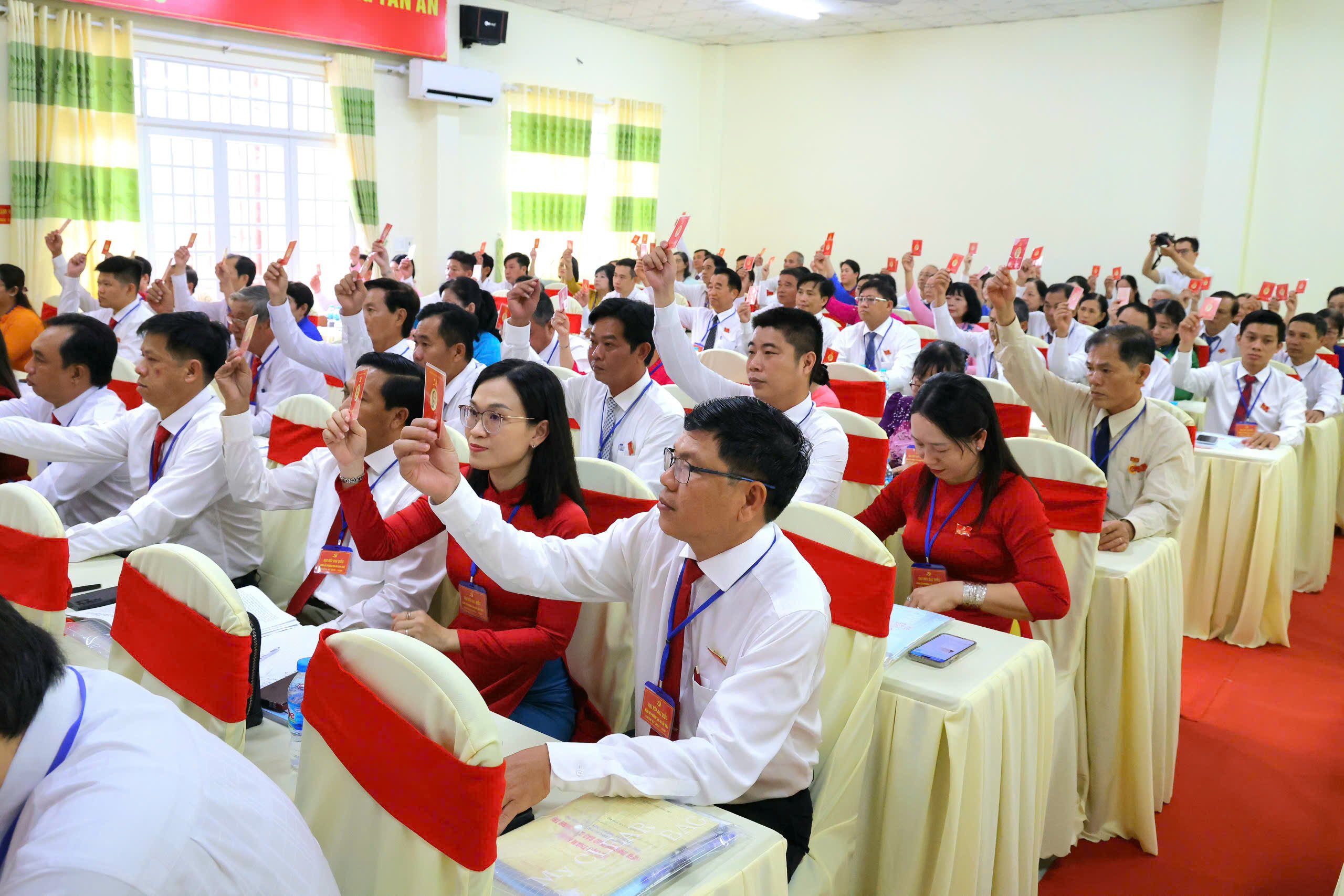 Các đại biểu biểu quyết thông qua Dự thảo Nghị quyết Đại hội đại biểu phường Tân An nhiệm kỳ 2025 - 2030.