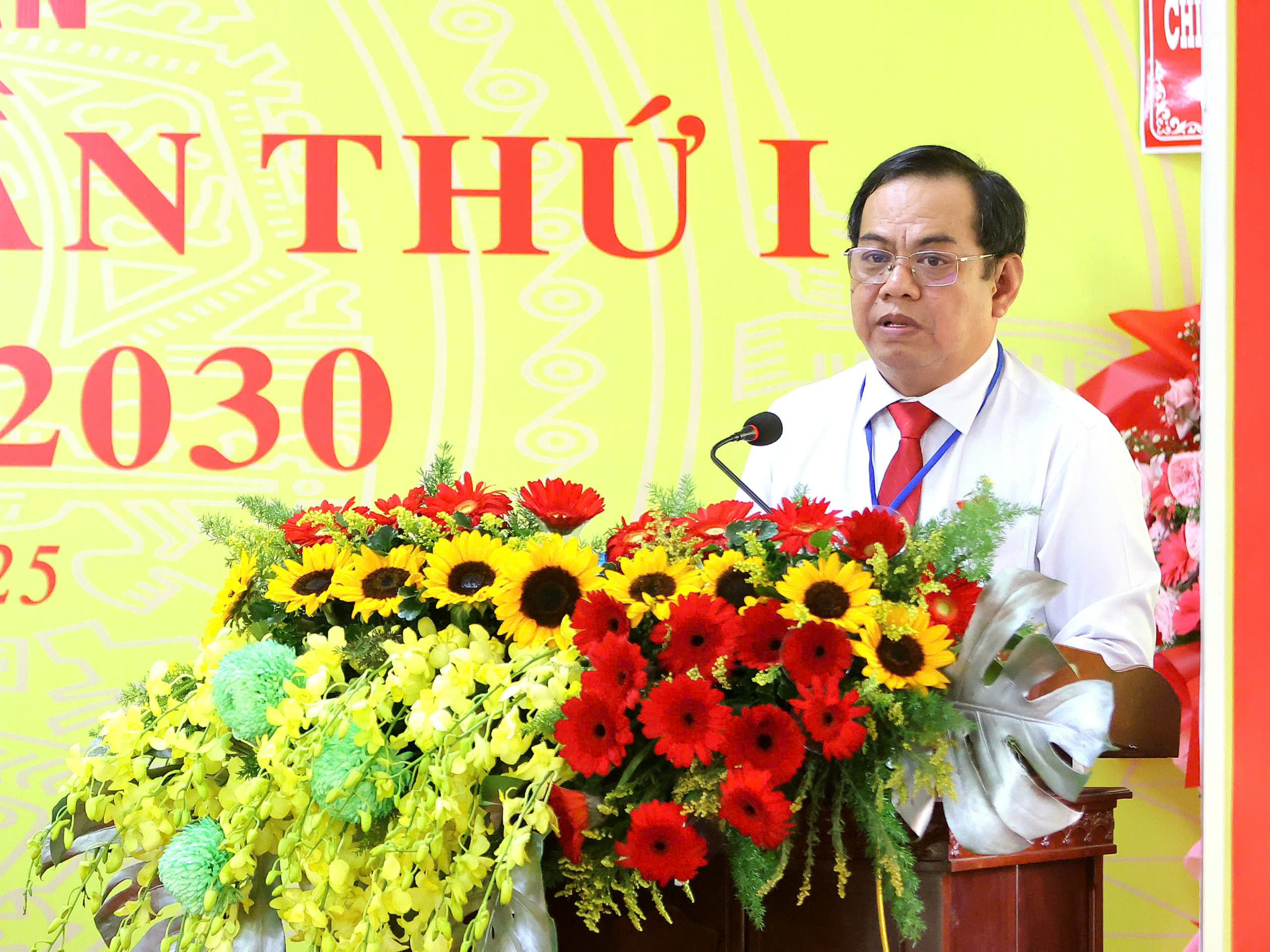 Ông Mai Như Toàn - Bí thư Đảng ủy, Chủ tịch HĐND phường Tân An phát biểu khai mạc đại hội.