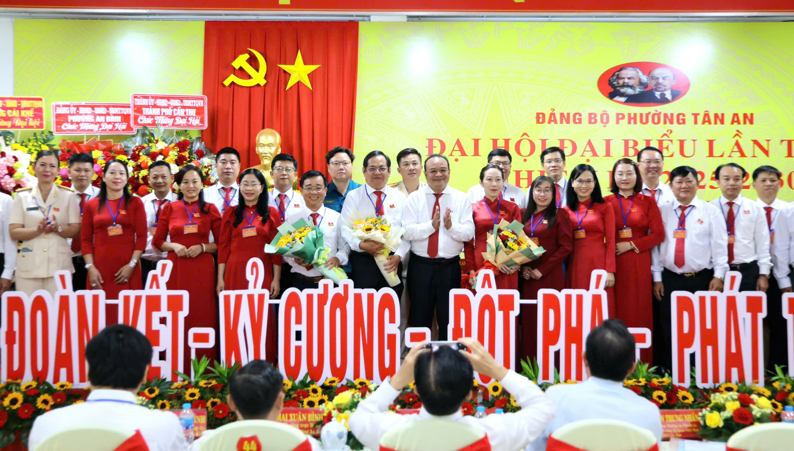 Ông Nguyễn Ngọc Tâm - Ủy viên BTV Thành ủy, Trưởng Ban Tuyên giáo và Dân vận Thành ủy Cần Thơ tặng hoa chúc mừng Ban chấp hành Đảng bộ phường Tân An.
