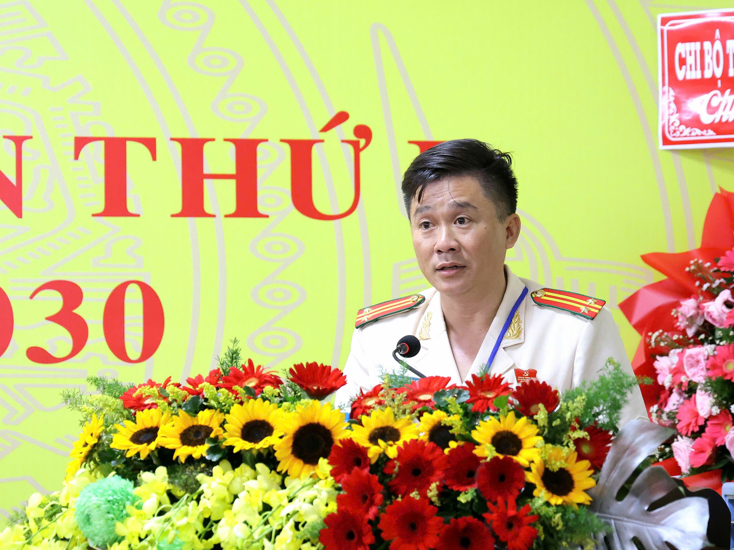Trung tá Nguyễn Minh Hoàng - Trưởng Công an phường Tân An phát biểu tham luận tại đại hội.