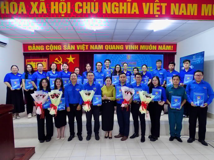 Bà Nguyễn Thị Hồng Nga - Ủy viên Ban Thường vụ Đảng ủy phường, Chủ tịch Ủy ban Mặt trận Tổ quốc Việt Nam phường Ninh Kiều; anh Trần Việt Tuấn - Phó Bí thư Thành đoàn Cần Thơ trao Quyết định về việc thành lập Đoàn TNCS Hồ Chí Minh phường Ninh Kiều.