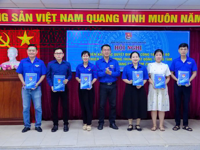 Đoàn phường Ninh Kiều trao Quyết định tiếp nhận các cơ sở Đoàn về trực thuộc Đoàn phường Ninh Kiều.