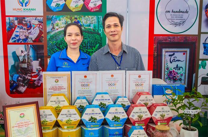 Sản phẩm trà xạ đen túi lọc, trà thìa canh túi lọc và trà đinh lăng túi lọc của anh Khánh và chị Thúy góp phần trong các Hội trợ, hội thảo.