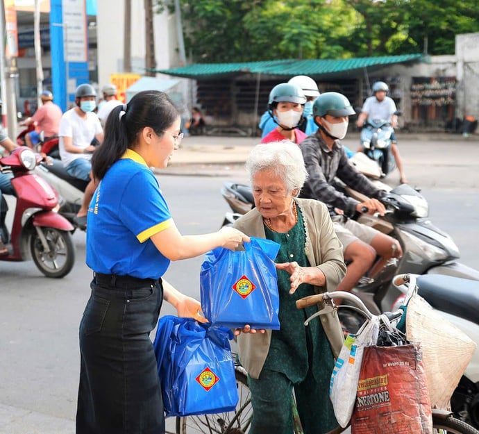 Công ty TNHH NN MTV Xổ số Kiến thiết Cần Thơ trao quà đến người bán vé số dạo, một hoạt động thường xuyên nhằm hỗ trợ lao động mưu sinh bằng nghề truyền thống.