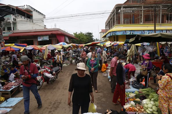 Chợ cá Samaki đông đúc người mua kẻ bán.