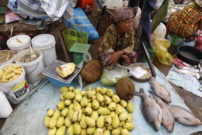 Ngoài cá, người dân còn buôn bán thêm các sản vật địa phương.