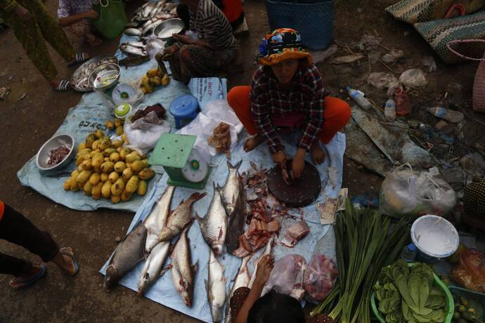 Một người bán cá ở chợ.