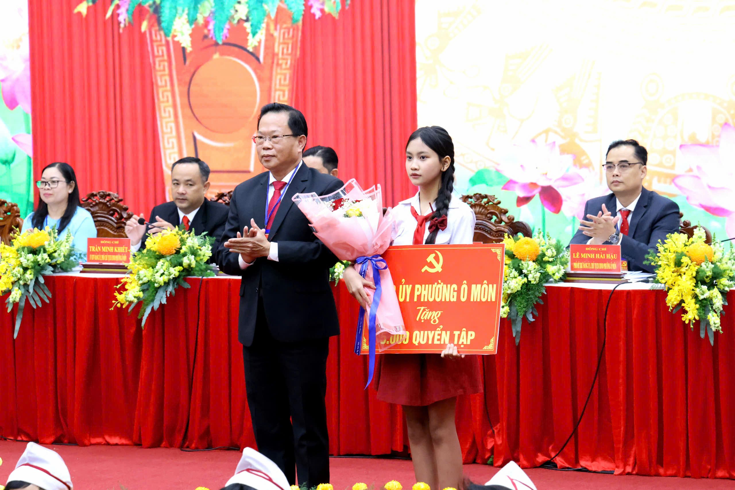 Ông Châu Việt Tha - Bí thư Đảng ủy, Chủ tịch HĐND phường Ô Môn tặng quà cho thiếu nhi.