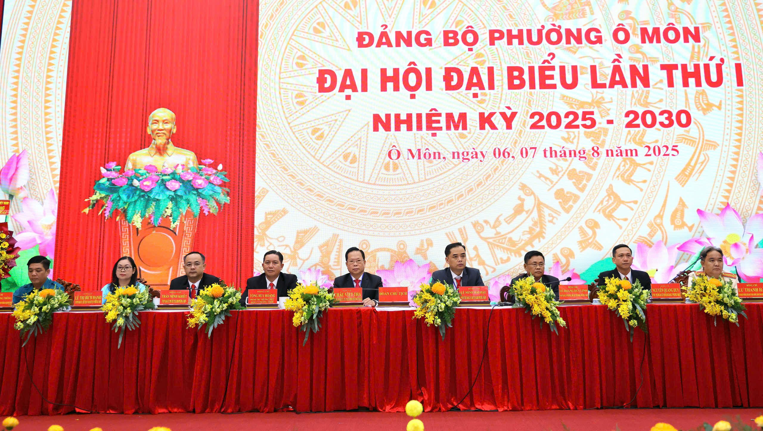 Đoàn Chủ tịch Đại hội.