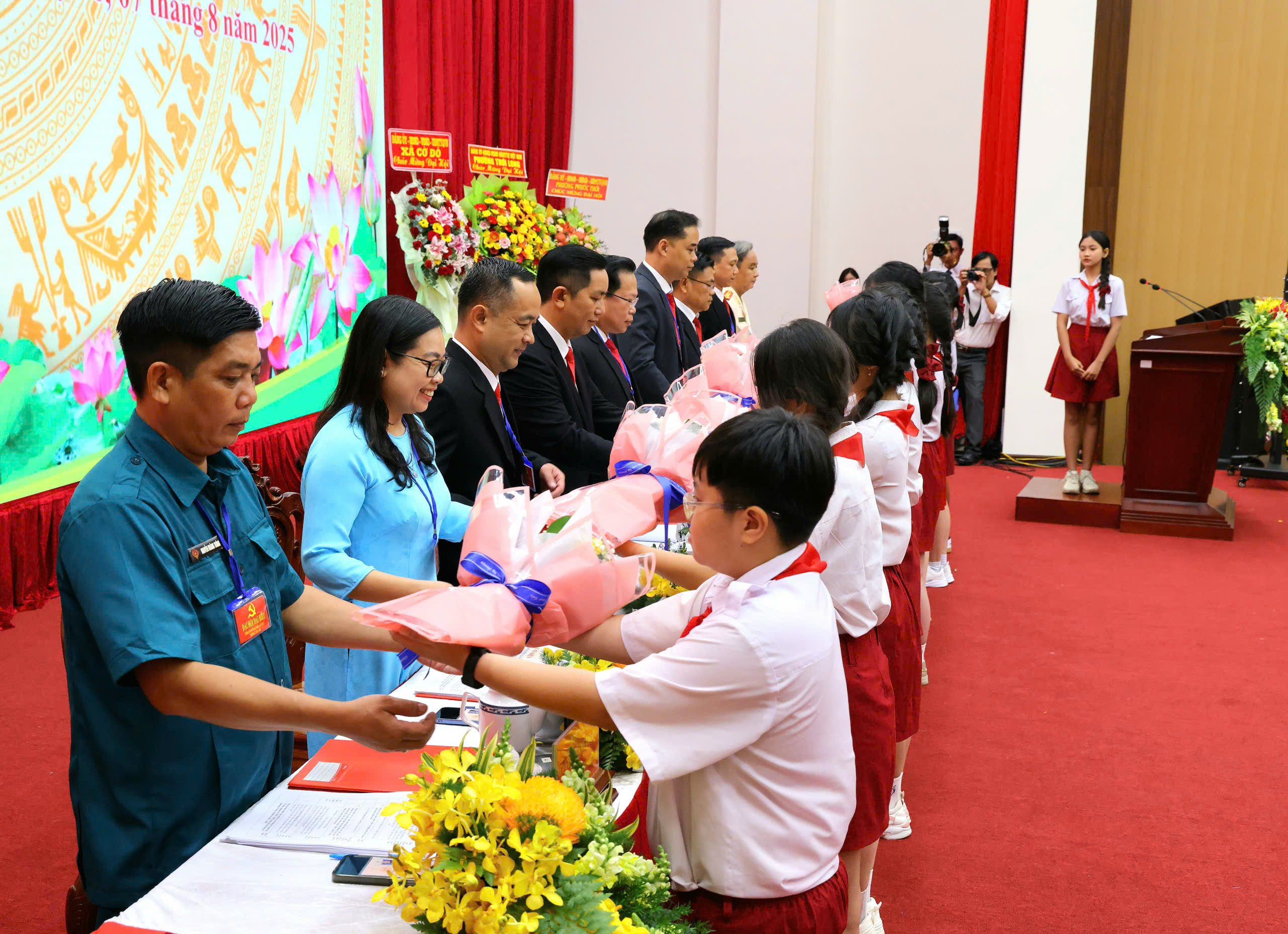 Đại diện thiếu nhi tặng hoa chúc mừng Đại hội.