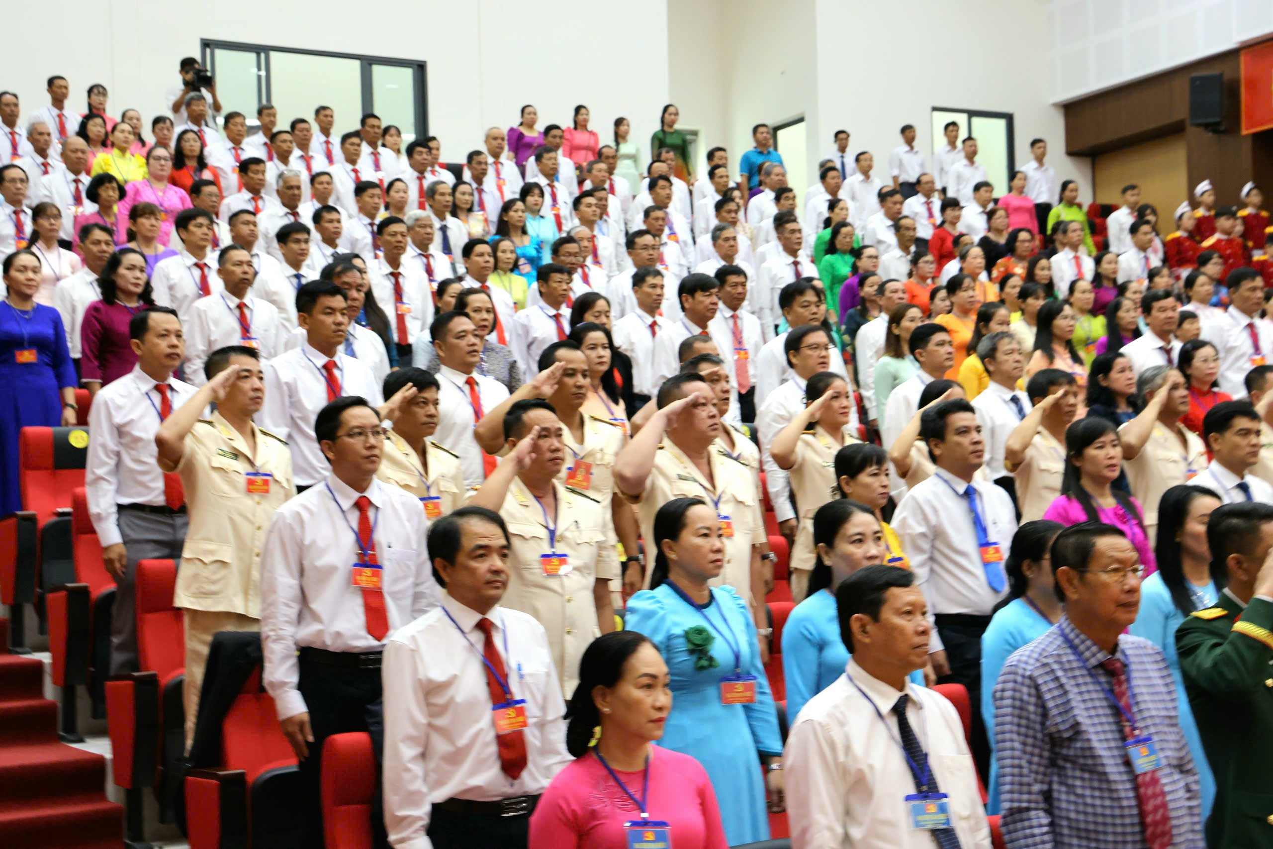 Các đại biểu thực hiện nghi thức chào cờ.
