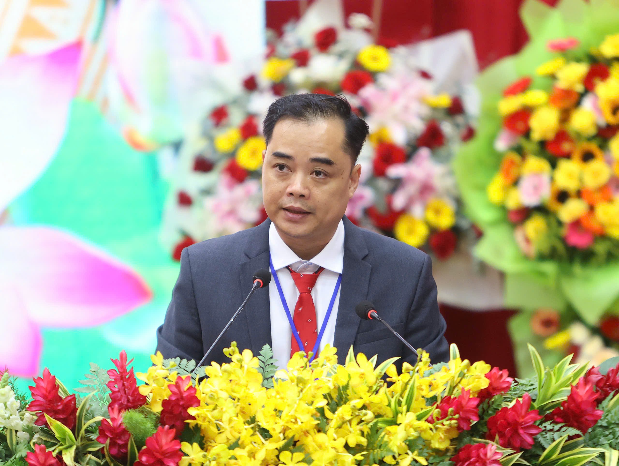 Ông Lê Minh Hải Hậu - Phó Bí thư Đảng ủy, Chủ tịch UBND phường Ô Môn thông qua Báo cáo chính trị nhiệm kỳ 2020 - 2025.
