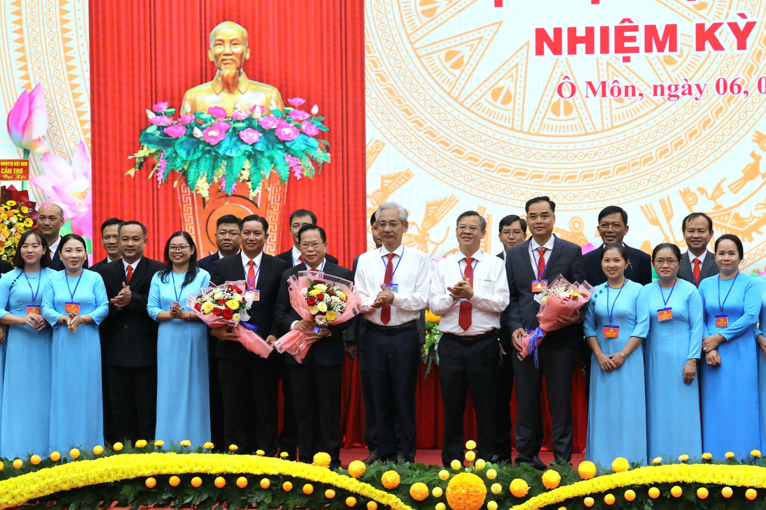 Ông Trương Cảnh Tuyên - Phó Bí thư Thành ủy Cần Thơ và ông Đỗ Thanh Thảo - Phó Chủ nhiệm Thường trực UBKT Thành ủy Cần Thơ tặng hoa chúc mừng Ban chấp hành Đảng bộ phường Ô Môn.
