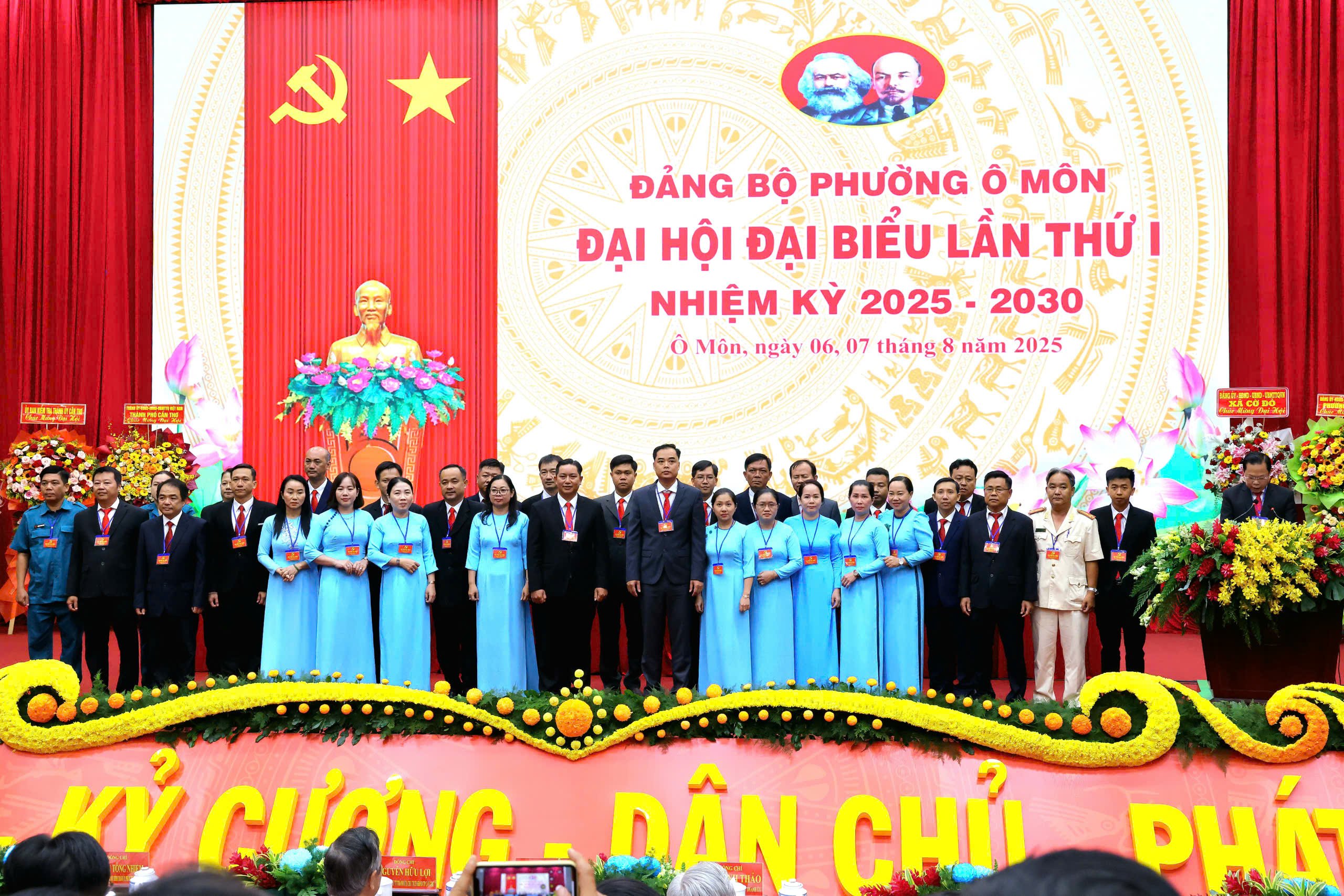 Ban chấp hành Đảng bộ phường Ô Môn ra mắt Đại hội.