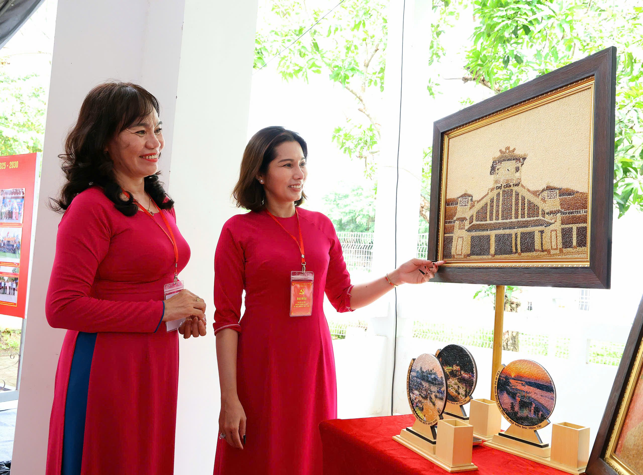 Các đại biểu tham quan trưng bày sản phẩm Tranh gạo.