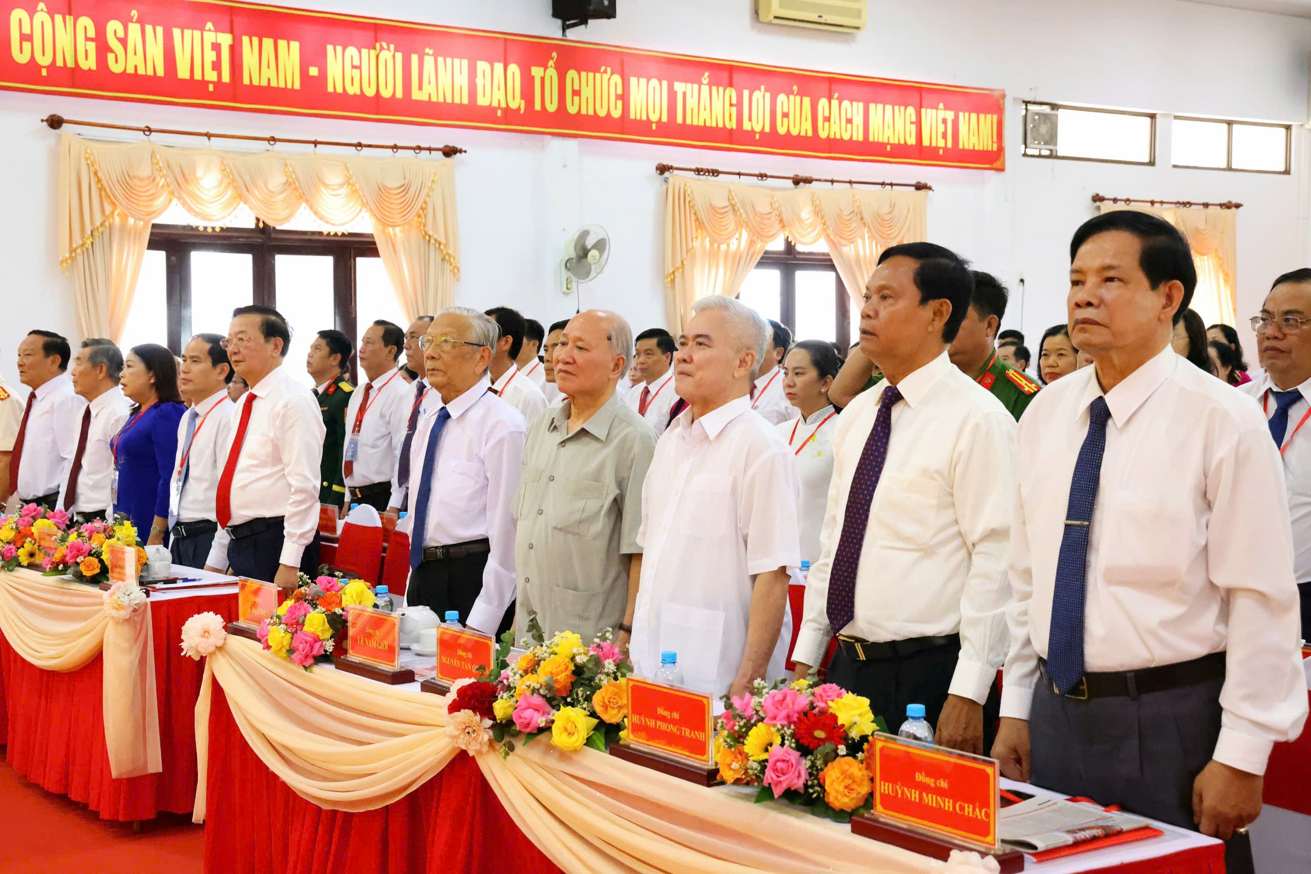Các đại biểu thực hiện nghi thức chào cờ.
