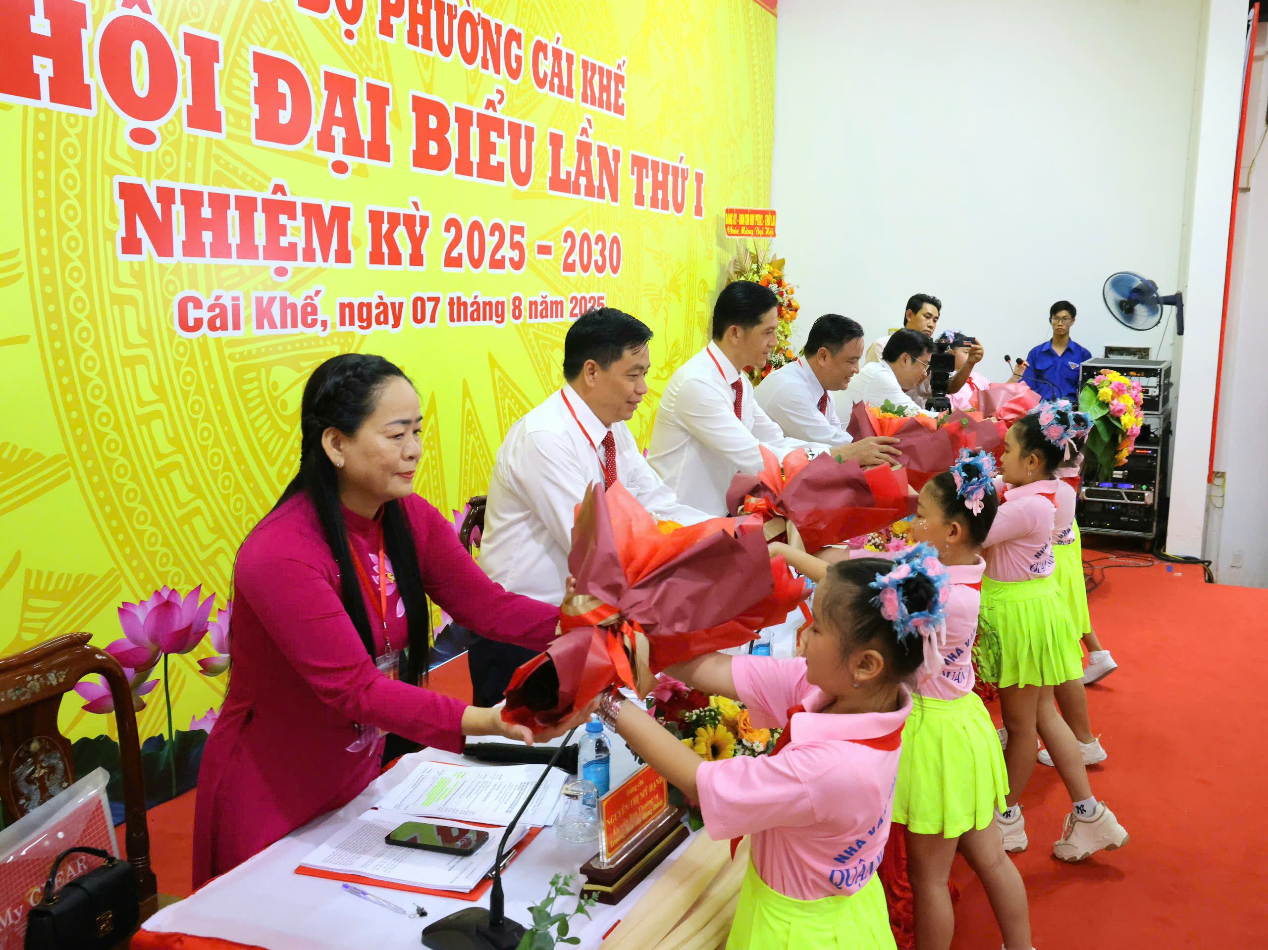 Đại diện thiếu nhi tặng hoa chúc mừng Đại hội.