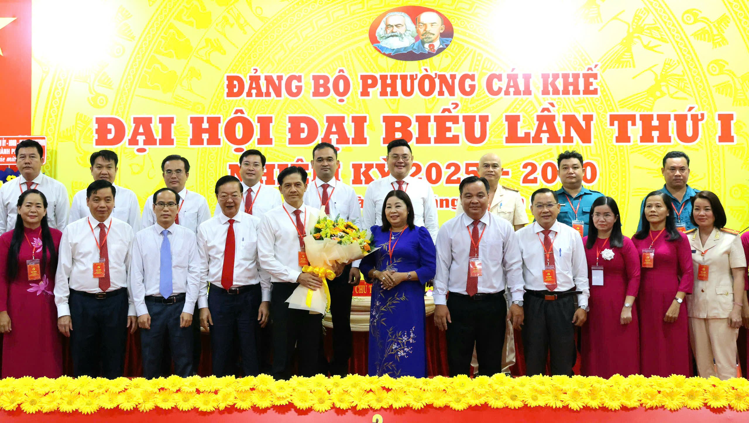 Ông Lê Tấn Thủ - Ủy viên BTV Thành ủy, Trưởng Ban Nội chính Thành ủy Cần Thơ và bà Mã Thị Tươi - Ủy viên BTV Thành ủy, Phó Chủ tịch Thường trực HÐND TP. Cần Thơ tặng hoa chúc mừng Ban chấp hành Đảng bộ phường Cái Khế.
