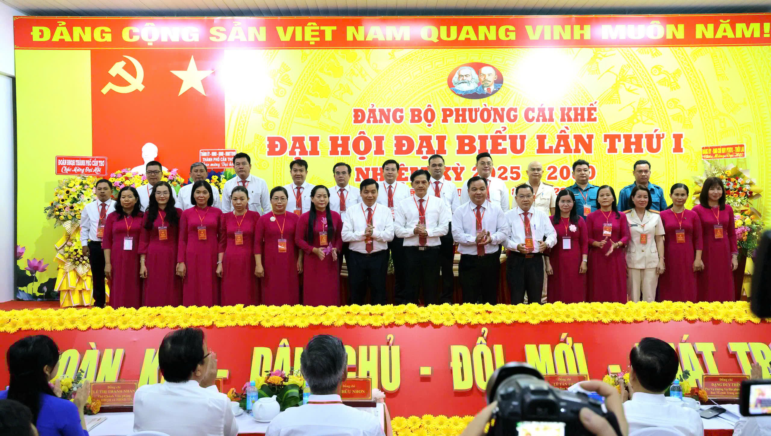 Ban chấp hành Đảng bộ phường Cái Khế ra mắt Đại hội.