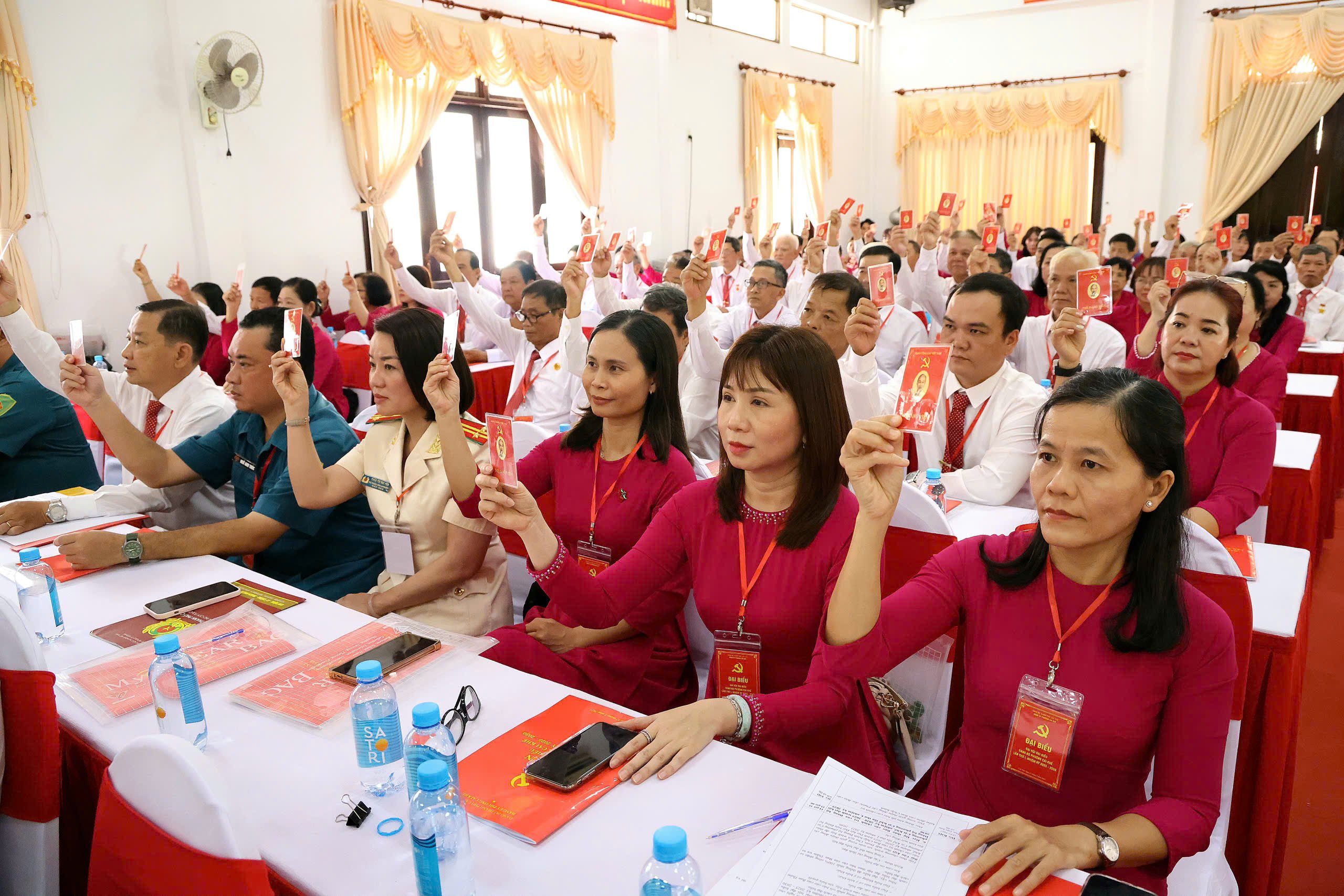 Các đại biểu biểu quyết thông qua Dự thảo Nghị quyết Đại hội đại biểu phường Cái Khế nhiệm kỳ 2025 - 2030.