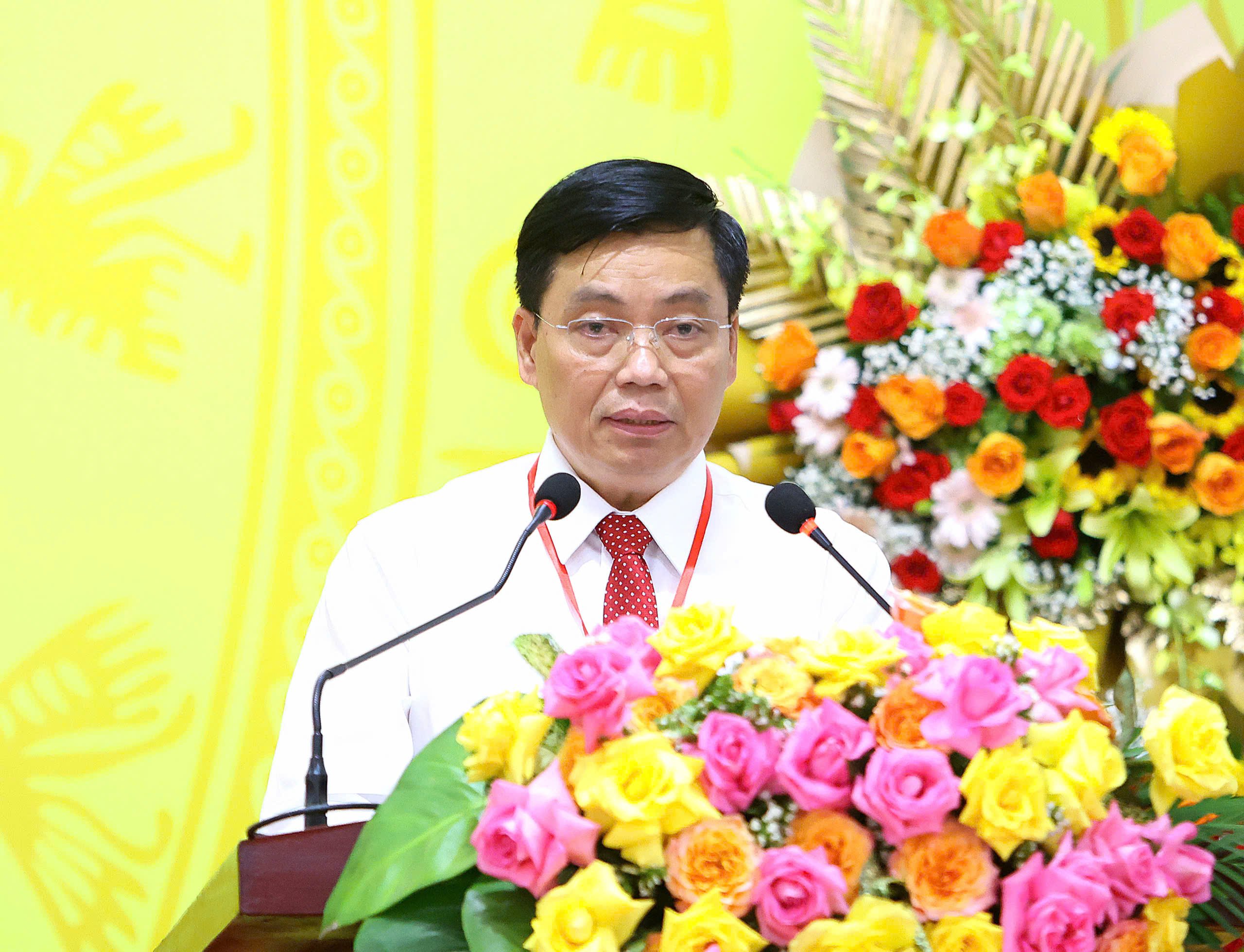 Ông Bùi Văn Kiệt - Phó Bí thư Đảng ủy, Chủ tịch UBND phường Cái Khế phát biểu tại Đại hội.