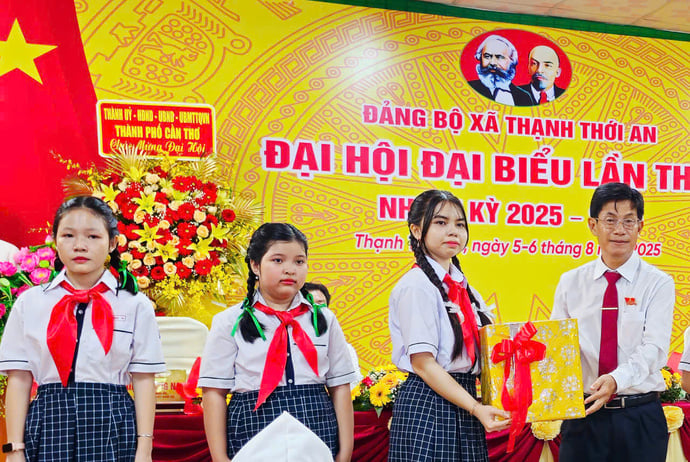 Tặng quà các cháu thiếu nhi