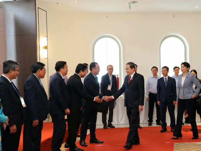 Lãnh đạo tham dự sự kiện bắt tay ông Trần Thanh Mẫn, Ủy viên Bộ Chính trị. Ảnh: Văn Dương