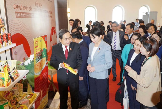 Trao đổi, thảo luận tại sự kiện. Ảnh: Văn Dương