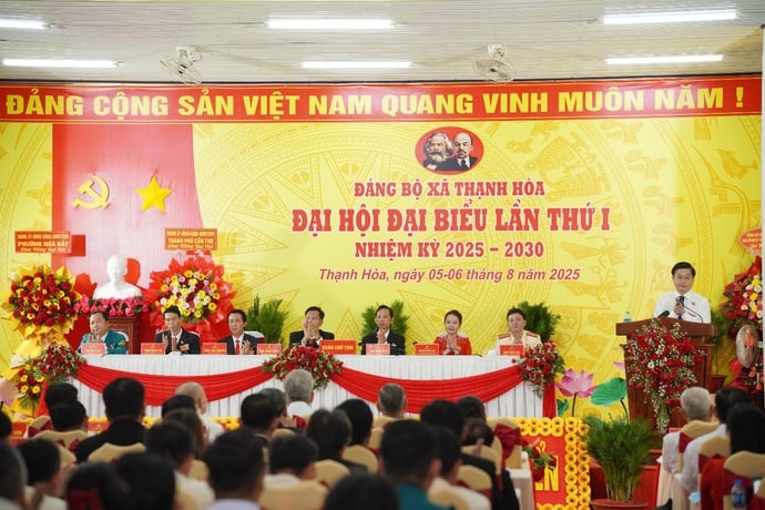 Đồng chí Tống Hoàng Khôi, Uỷ viên Ban Thường vụ Thành uỷ, Bí thư Đảng uỷ phường Ngã Bảy phát biểu chỉ đạo Đại hội.