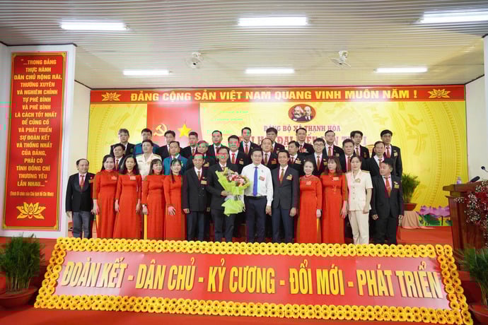 Đồng chí Tống Hoàng Khôi, UVBTV Thành uỷ, Bí thư Đảng ủy phường Ngã Bảy tặng hoa chúc mừng Ban Chấp hành Đảng bộ xã Thạnh Hòa nhiệm kỳ 2025-2030