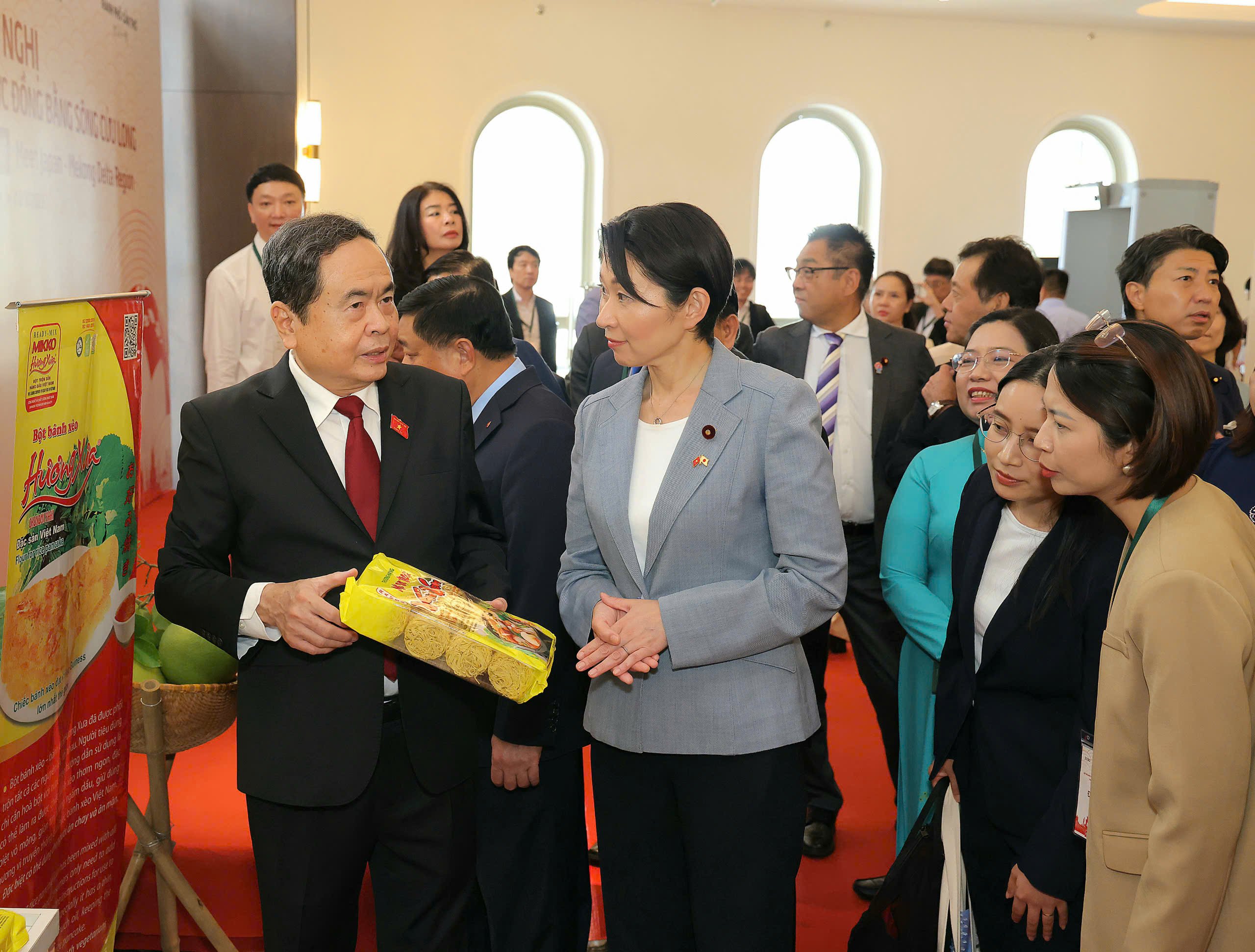 Chủ tịch Quốc hội Trần Thanh Mẫn và bà Obuchi Yuko, Hạ nghị sĩ, Chủ tịch Liên minh Nghị sĩ hữu nghị Nhật Bản - Việt Nam tham quan gian trưng bày sản phẩm cảu doanh nghiệp Việt Nam.