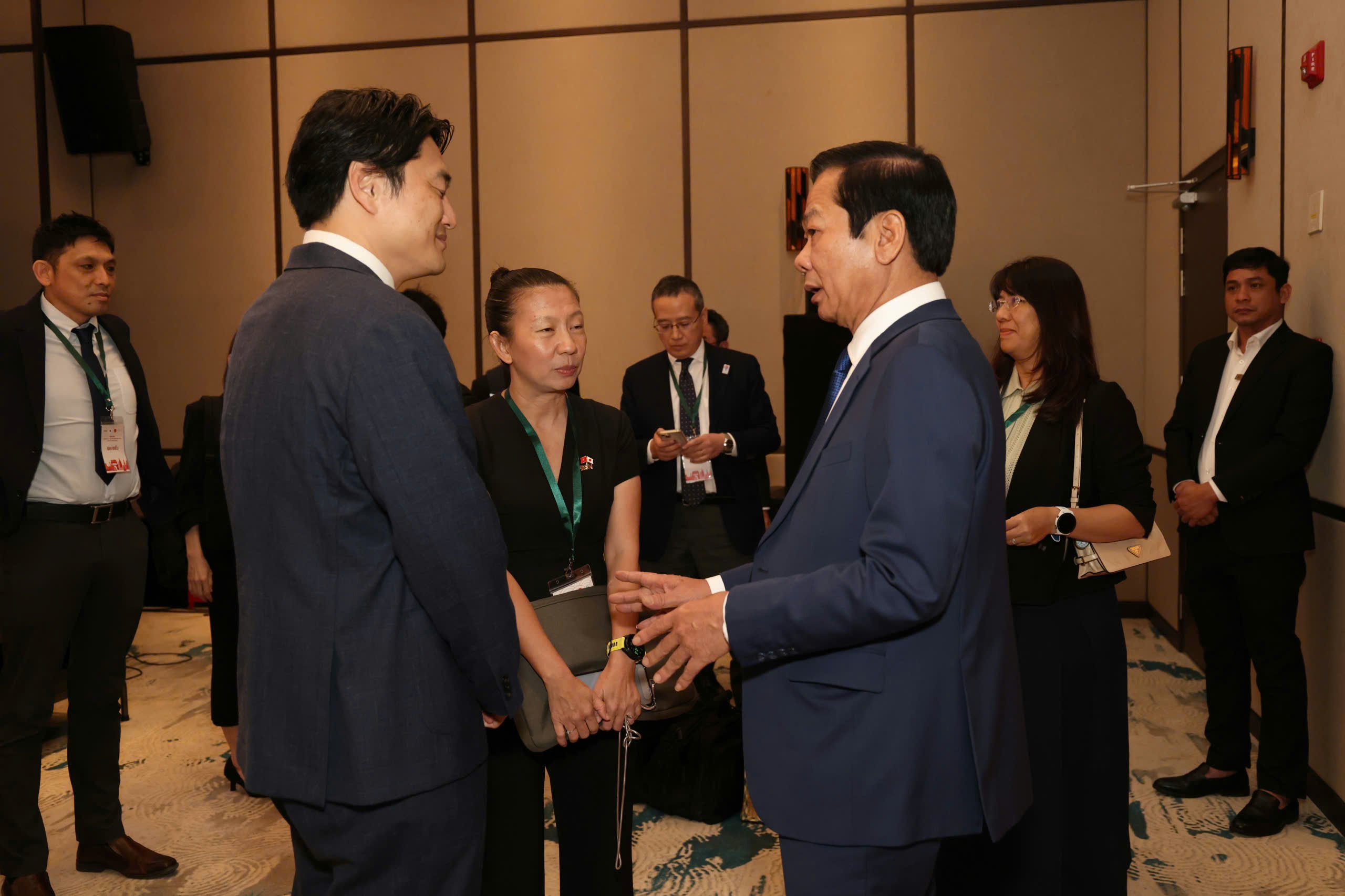 Ông Ðỗ Thanh Bình - Ủy viên BCH Trung ương Ðảng, Bí thư Thành ủy Cần Thơ trò chuyện với các doanh nghiệp Nhật Bản bên lề hội nghị.