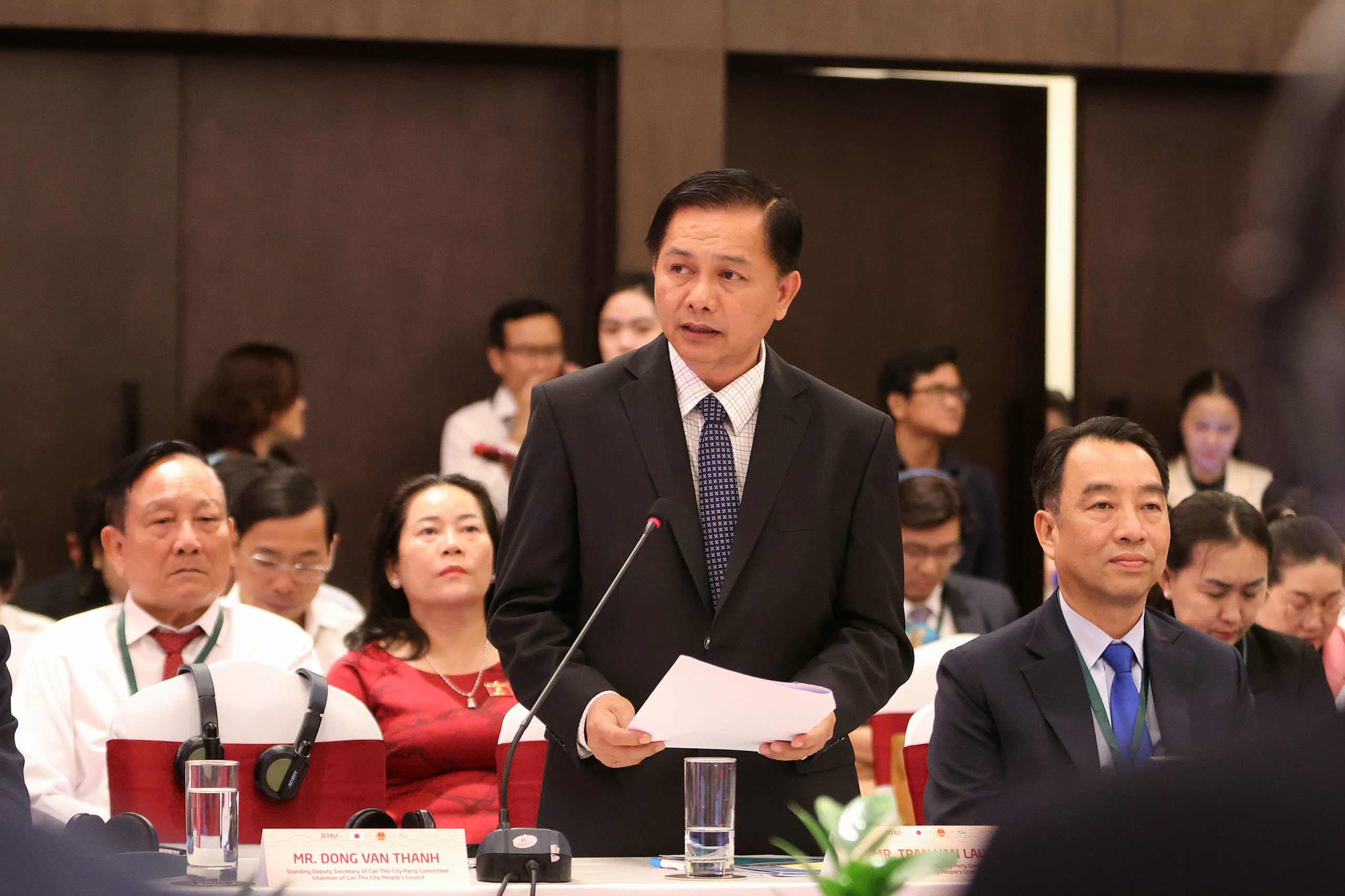Ông Trần Văn Lâu - Phó Bí thư Thành ủy, Chủ tịch UBND TP. Cần Thơ phát biểu tại hội nghị.