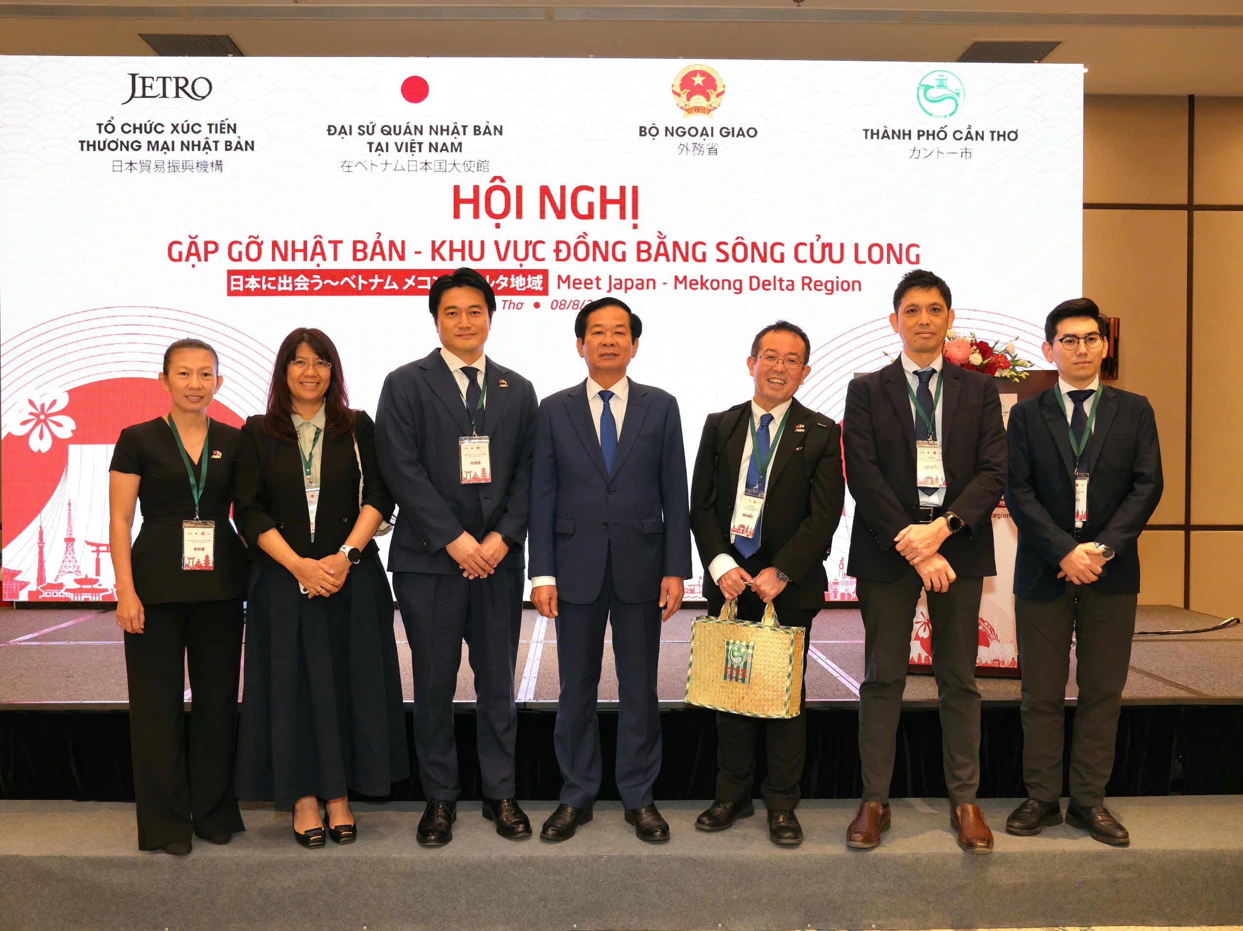 Ông Ðỗ Thanh Bình - Ủy viên BCH Trung ương Ðảng, Bí thư Thành ủy Cần Thơ chụp hình lưu niệm cùng Đại diện các Công ty thành viên của Tập đoàn AEON tại Việt Nam.