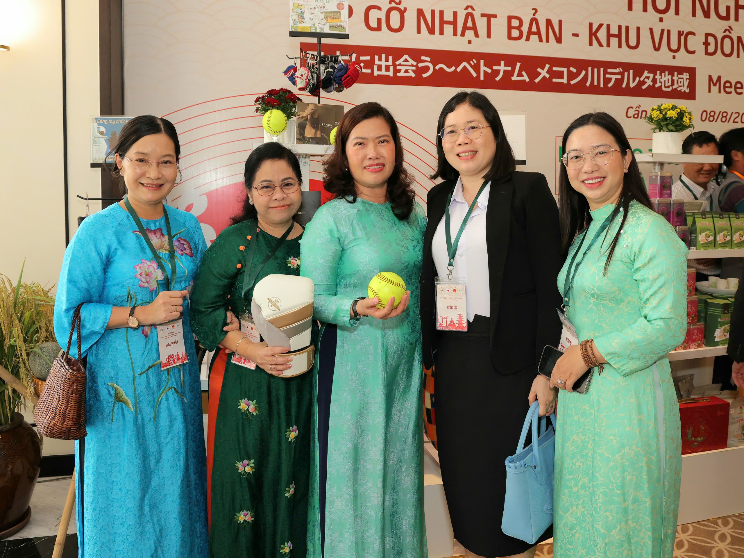 Bà Nguyễn Thị Ngọc Điệp (đứng giữa) - Phó Chủ tịch UBND TP. Cần Thơ chụp hình lưu niệm cùng ban tổ chức, doanh nghiệp.
