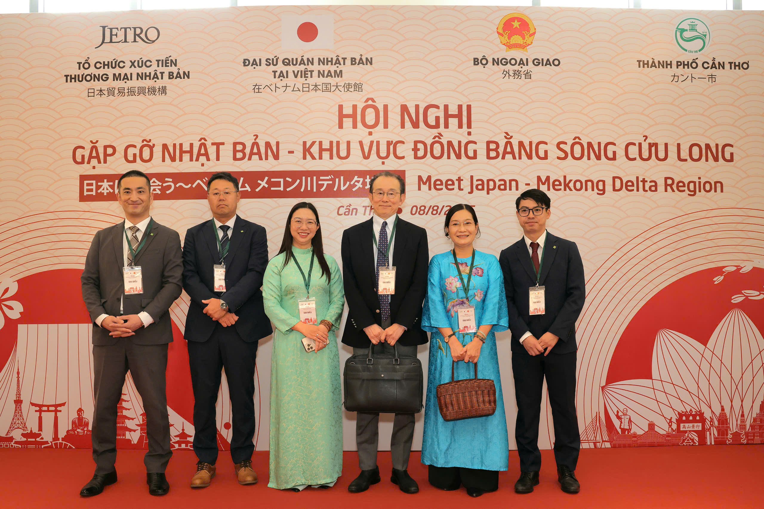 Bà Nguyễn Thị Kiều Duyên (thứ 2 từ phải qua) - Giám đốc Trung tâm Xúc tiến Đầu tư - Thương mại và Hội chợ Triển lãm Cần Thơ chụp hình lưu niệm cùng các doanh nghiệp Nhật Bản.