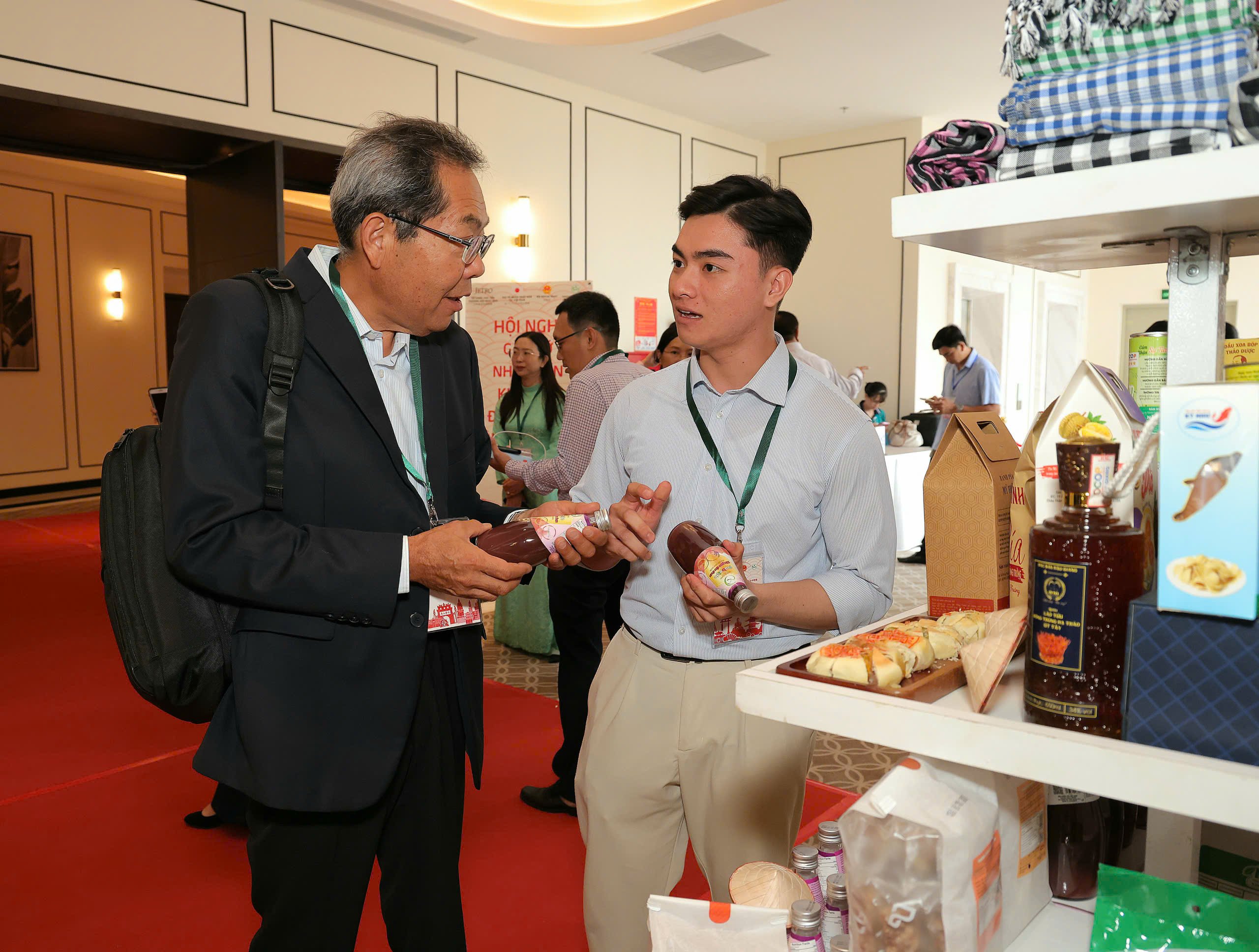 Doanh nghiệp Nhật Bản tham quan các sản phẩm do doanh nghiệp tại TP. Cần Thơ sản xuất.