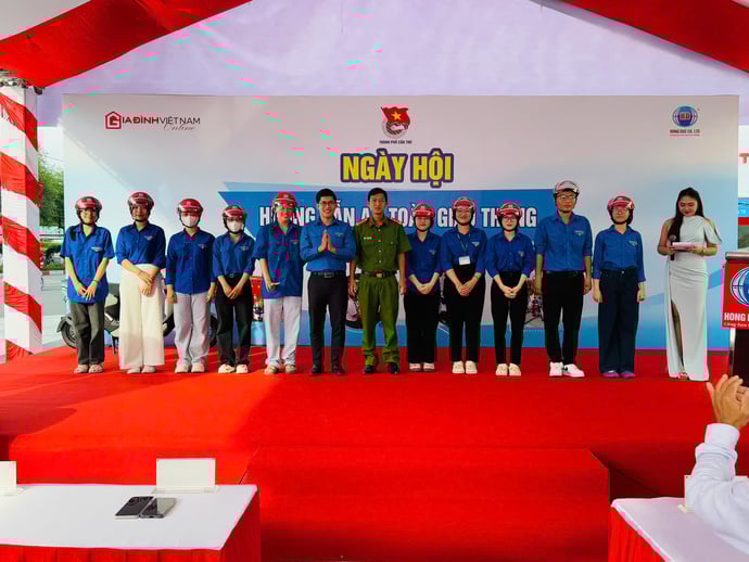 Ông Nguyễn Hữu Nghĩa - Phó Bí Thư Thành Đoàn Cần Thơ và ông Nguyễn Phi Thanh - Đại diện Công an Phường Tân An trao tặng tượng trưng mũ bảo hiểm cho đoàn viên, thanh niên.