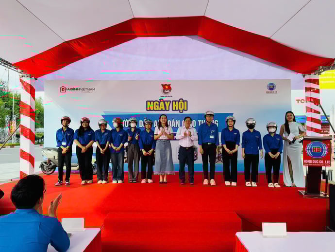 Ông Nguyễn Tùng Phương - Phó Giám Đốc Công Ty TNHH Honda Hồng Đức và bà Phùng Thanh Thảo - Đại diện Tạp chí Gia Đình Việt Nam tại TP. Cần Thơ trao tặng tượng trưng mũ bảo hiểm cho các bạn đoàn viên, thanh niên.