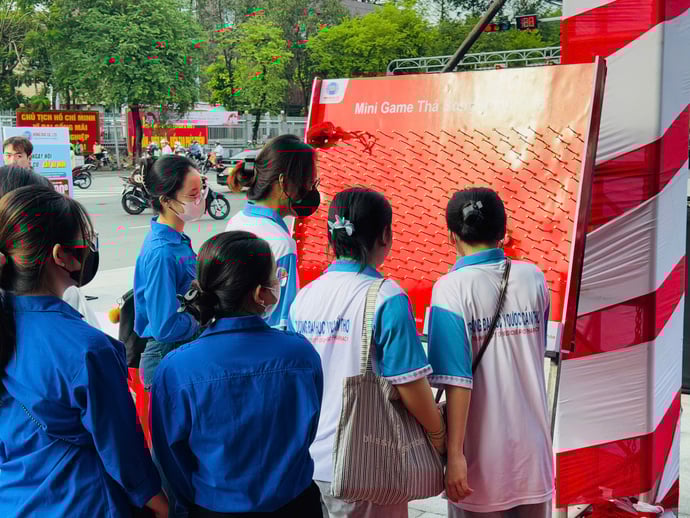 Ngày hội thu hút đông đảo người dân đến tham gia.