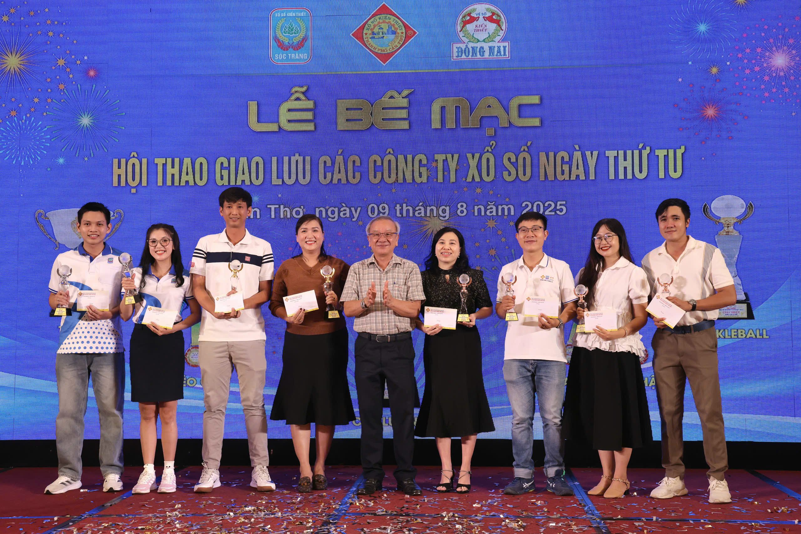 Ông Đinh Việt Tiến - Chủ tịch Công ty TNHH NN MTV XSKT Đồng Nai trao giải nội dung Pickleball.
