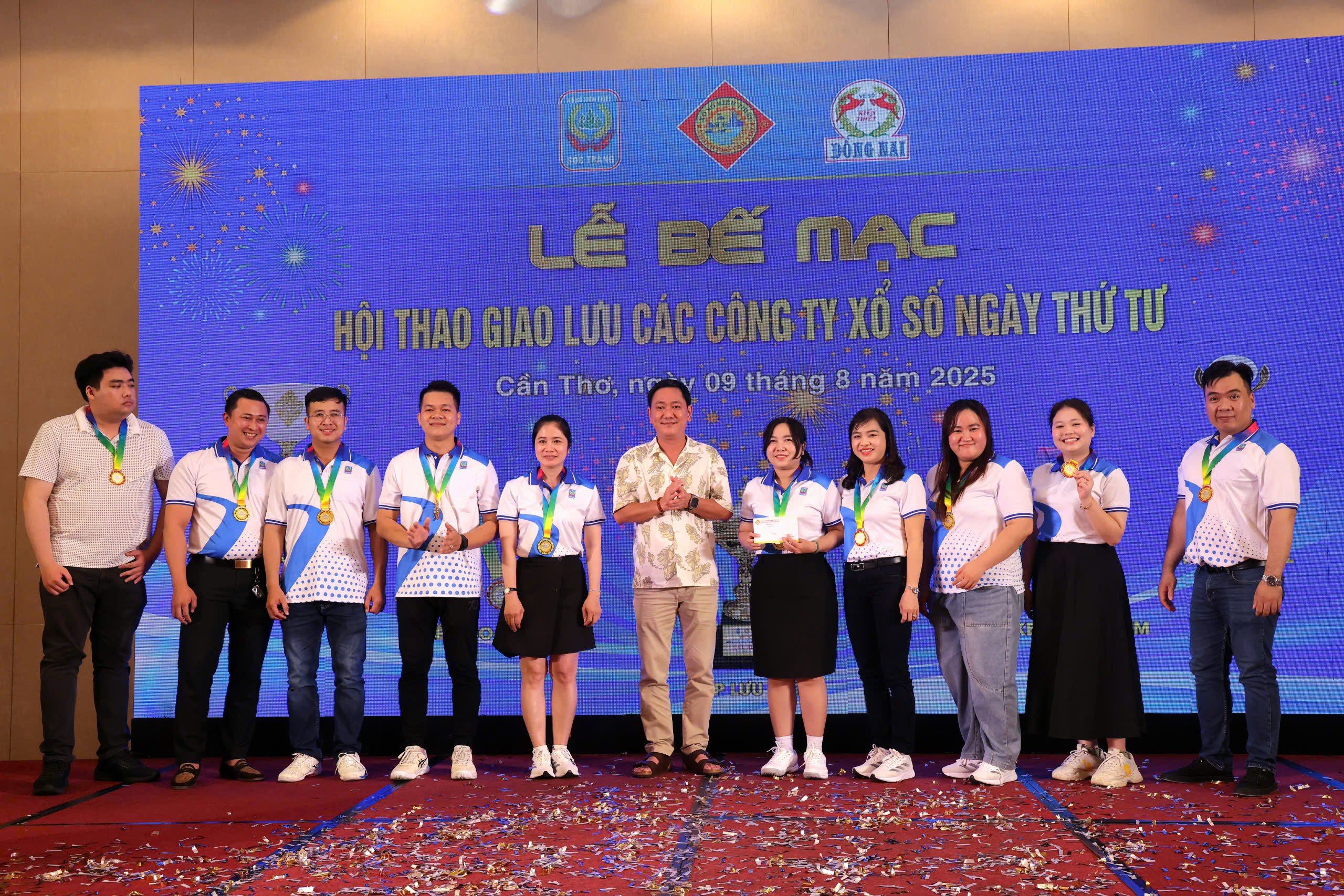Ông Trần Minh Tâm - Chủ tịch Công ty TNHH NN MTV XSKT Cần Thơ trao giải nội dung kéo co.