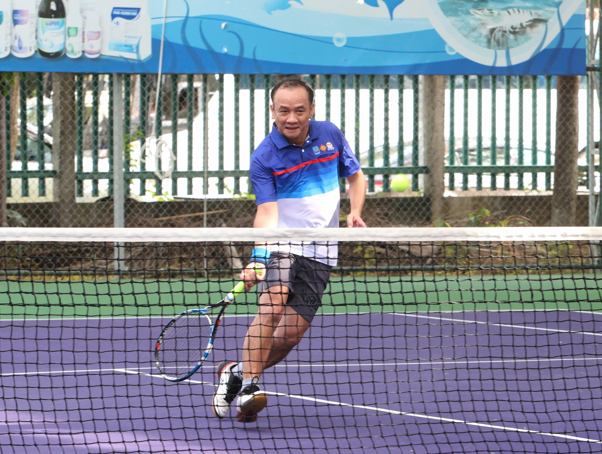Ông Lê Minh Huy - Phó Giám đốc Công ty TNHH NN MTV XSKT Cần Thơ thi đấu môn tennis.