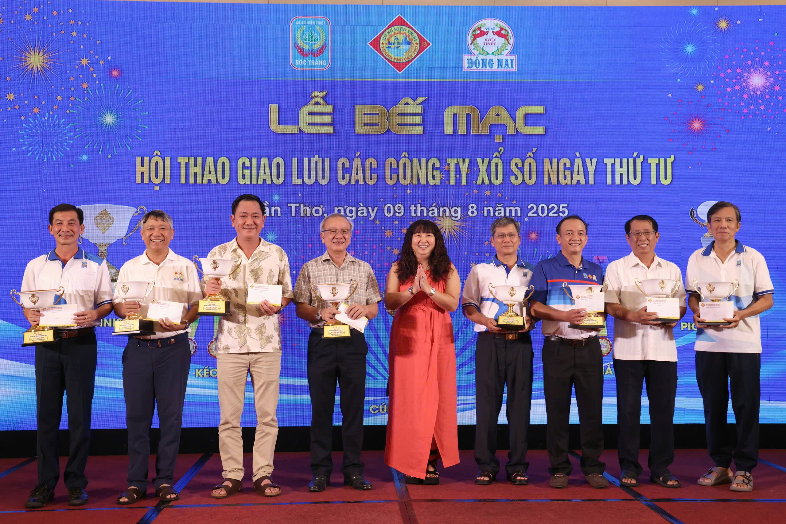 Bà Nguyễn Thị Ánh Xuân - Giám đốc Công ty TNHH NN MTV XSKT Cần Thơ trao giải nội dung Tennis.