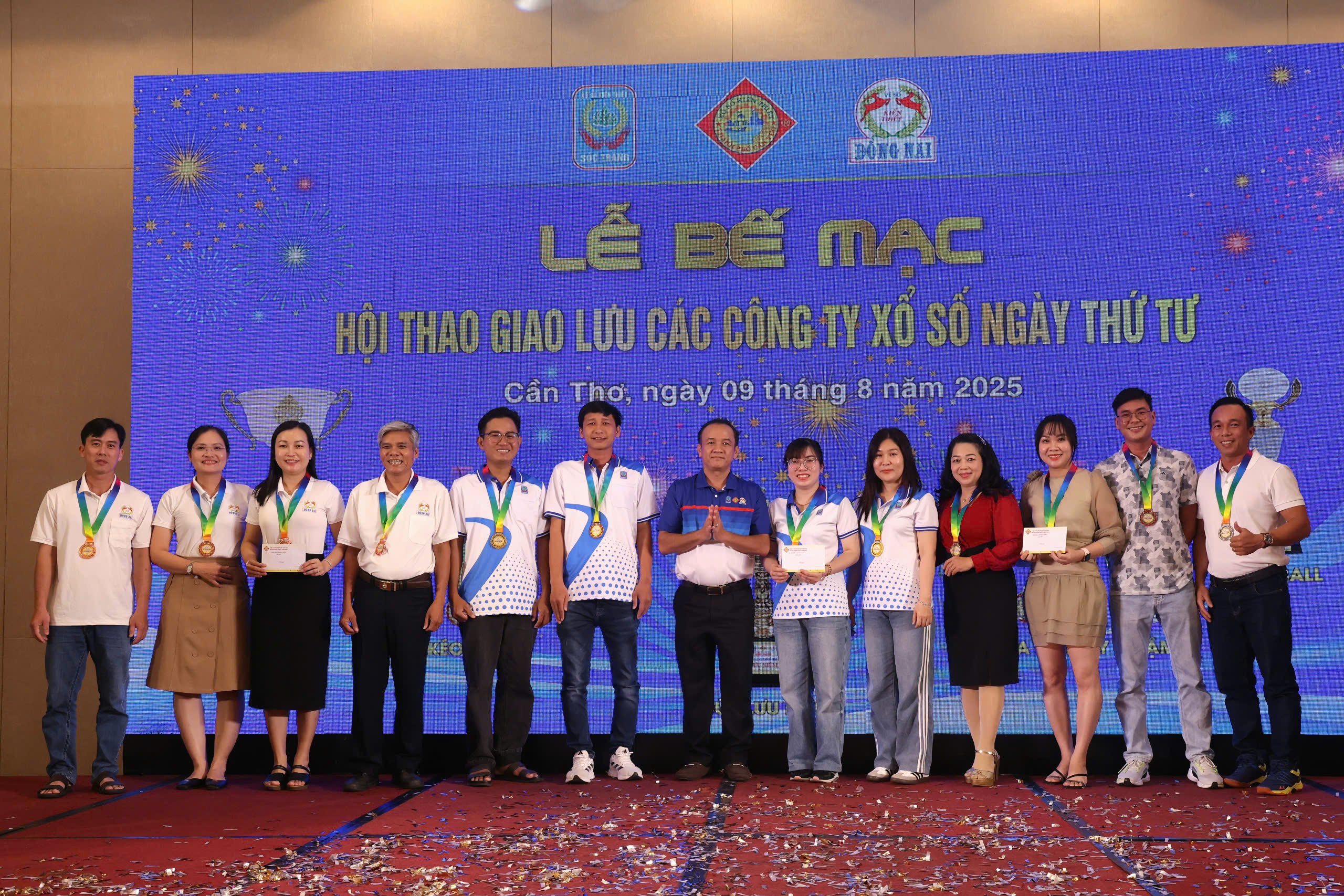 Ông Lê Minh Huy - Phó Giám đốc Công ty TNHH NN MTV XSKT Cần Thơ trao giải nội dung chạy xe honda chậm.