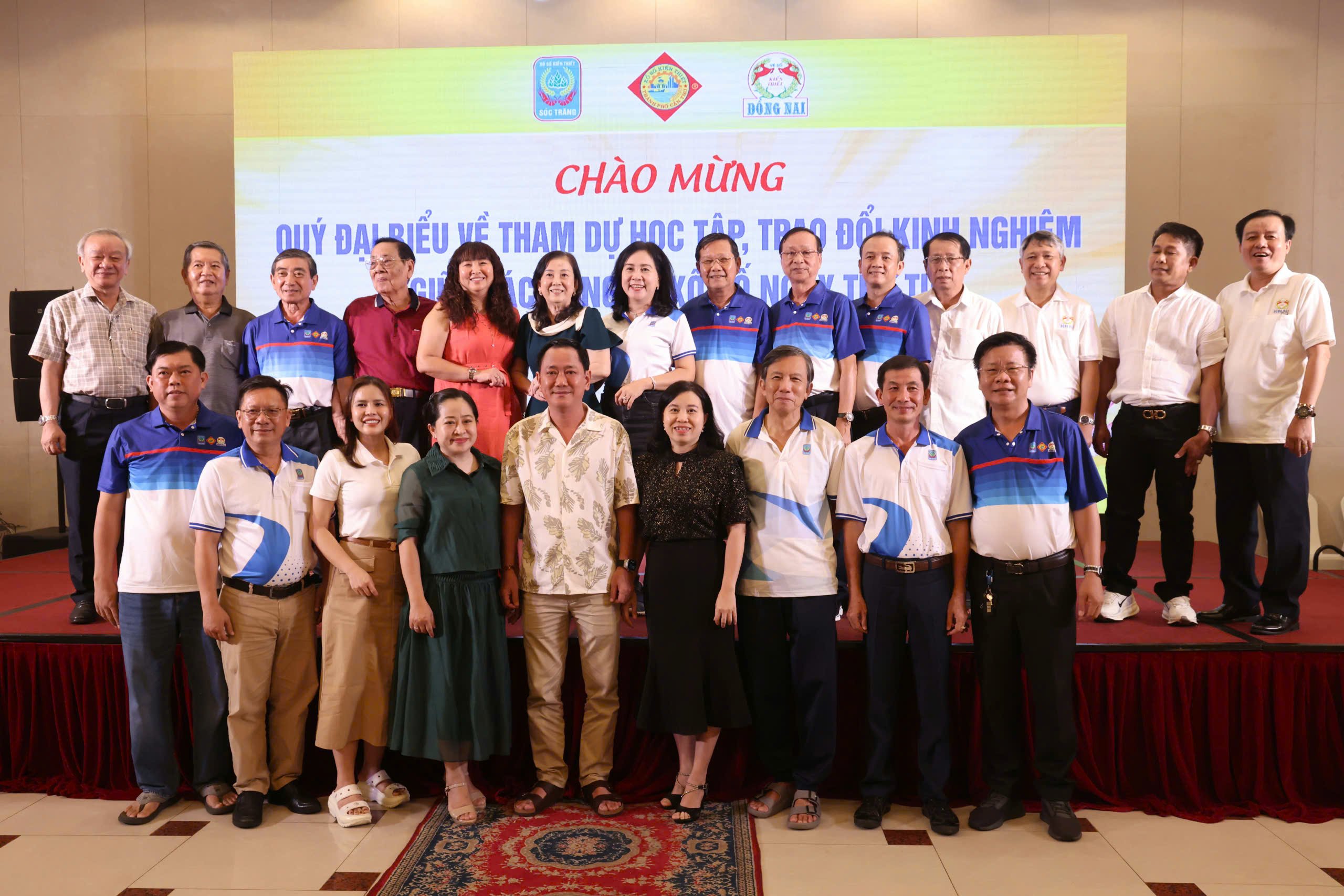 Các đại biểu chụp hình lưu niệm tại lễ bế mạc trao giải.