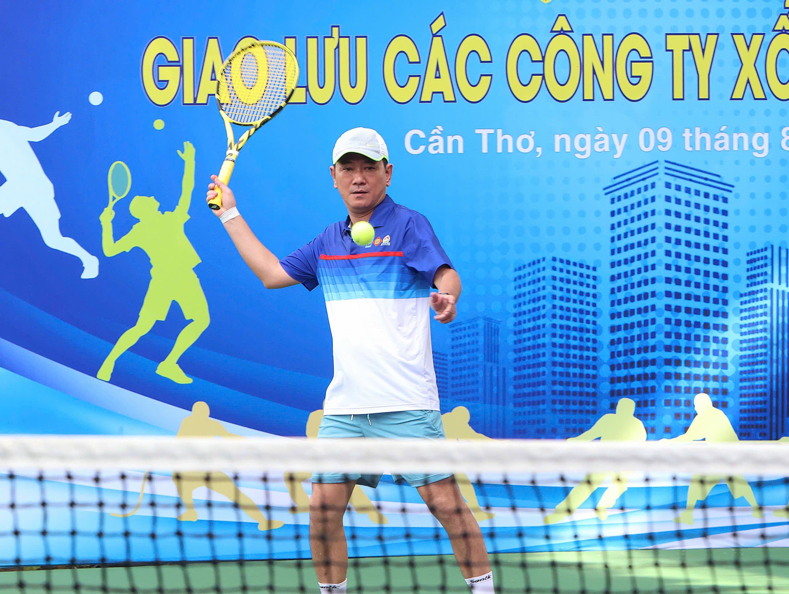 Ông Trần Minh Tâm - Chủ tịch Công ty TNHH NN MTV XSKT Cần Thơ thi đấu môn Tennis.
