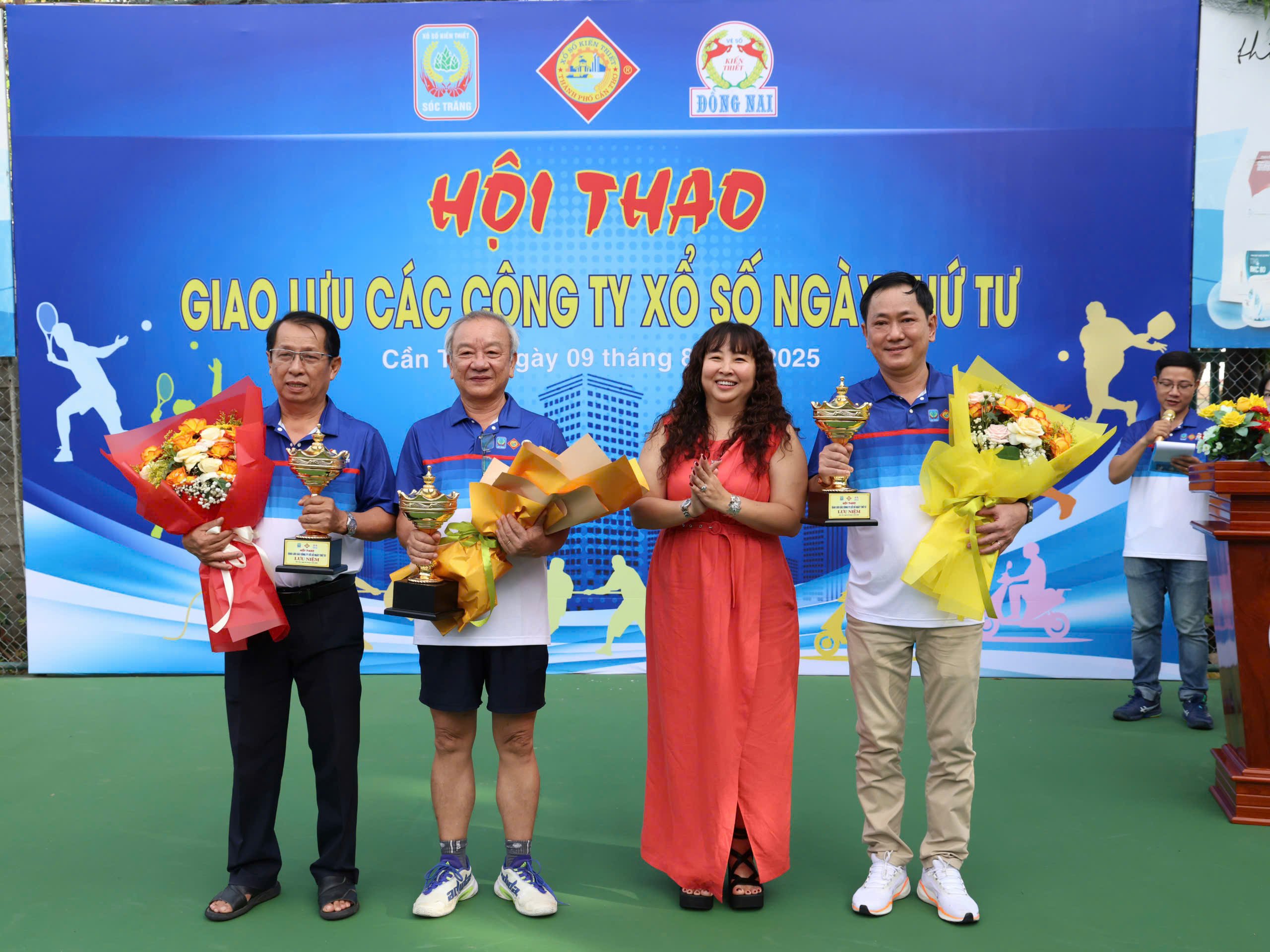 Bà Nguyễn Thị Ánh Xuân - Giám đốc Công ty TNHH NN MTV XSKT Cần Thơ tặng hoa, cúp lưu niệm cho các đoàn tham gia hội thao.